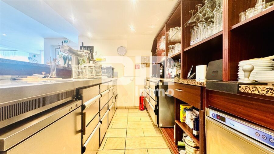 Wohn Gewerbe Ensemble mit 6 neuwertigen Apartments + Restaurant in Traumlage - EG Bar / Tresen voll ausgestattet